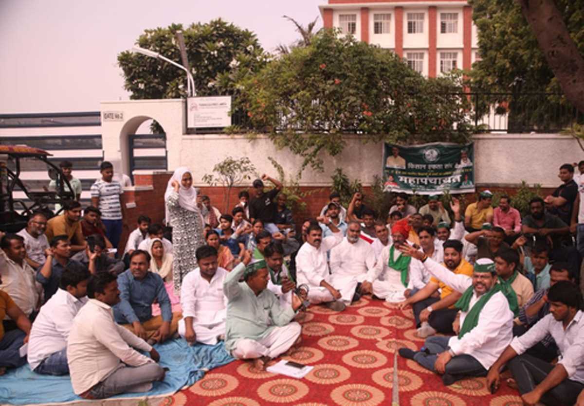 आरटीई को लेकर किसान एकता संघ ने अभिभावकों के साथ स्कूल के बाहर दिया धरना